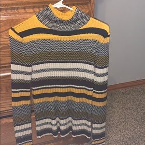 Long sleeve patterned turtle neck